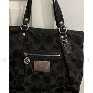 Perfect over the shoulder day to day bag.